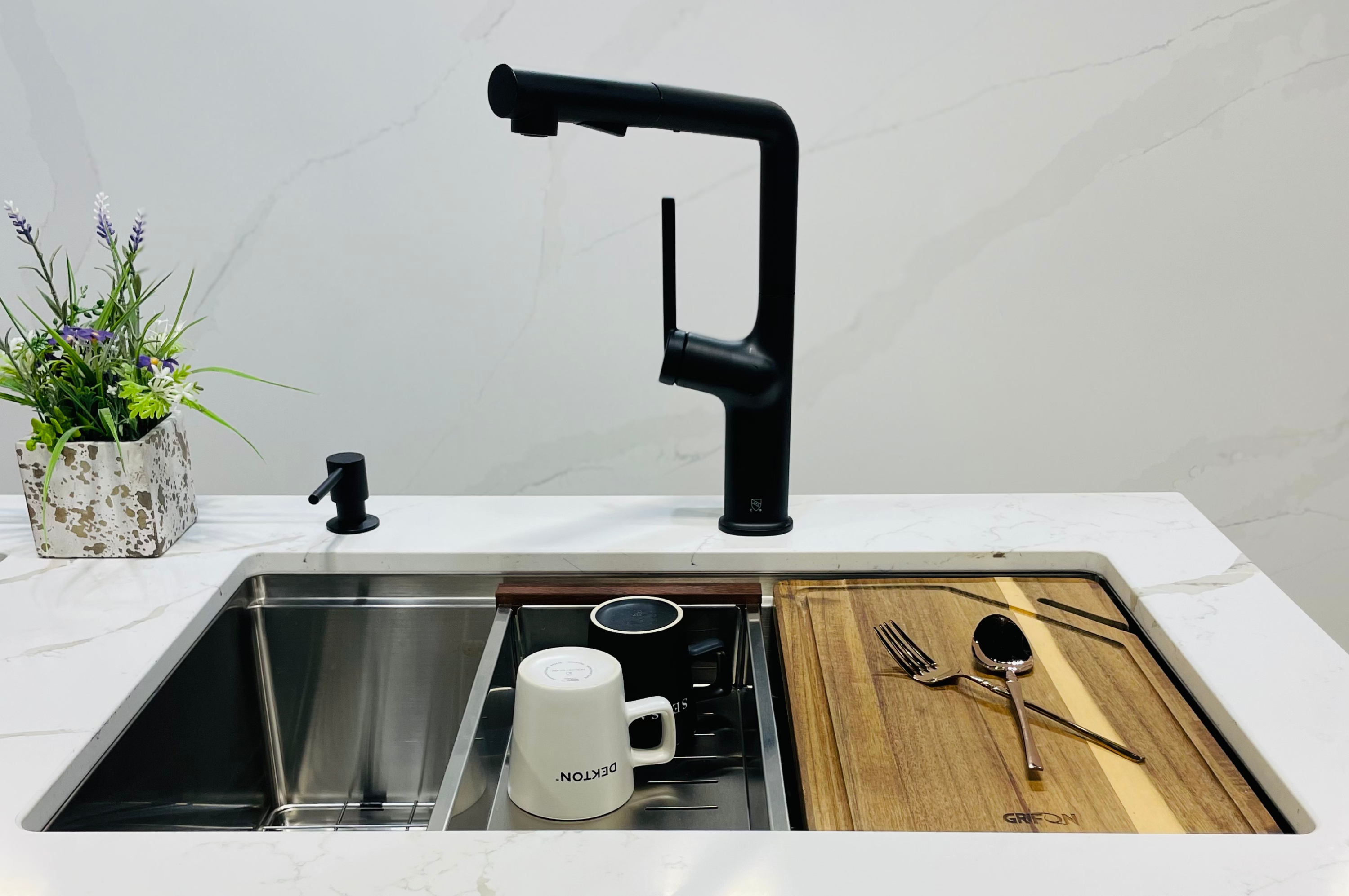 workstation-stainless-steel-sink-montreal-laval-1-e1716308176219-3000x1995 Evier de cuisine